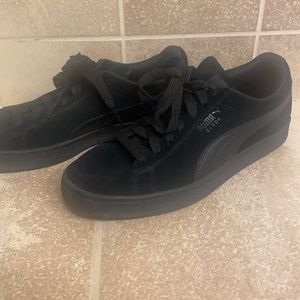 Men’s black suede Puma’s